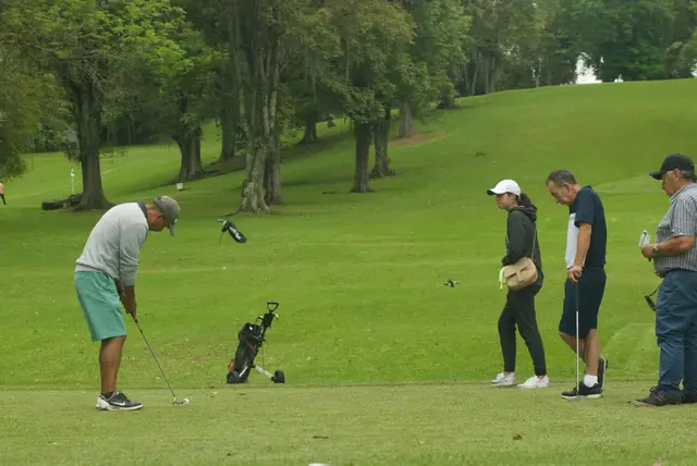 Jugadores en el green de una ladera del campo