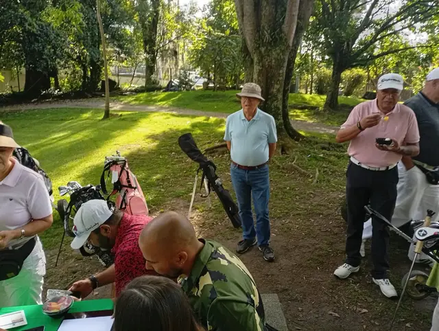Socios revisan las tarjetas en la mesa de la competencia