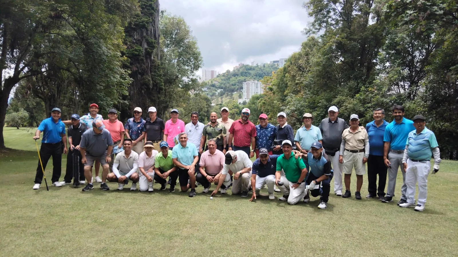 Foto de grupo de los socios del club en el campo
