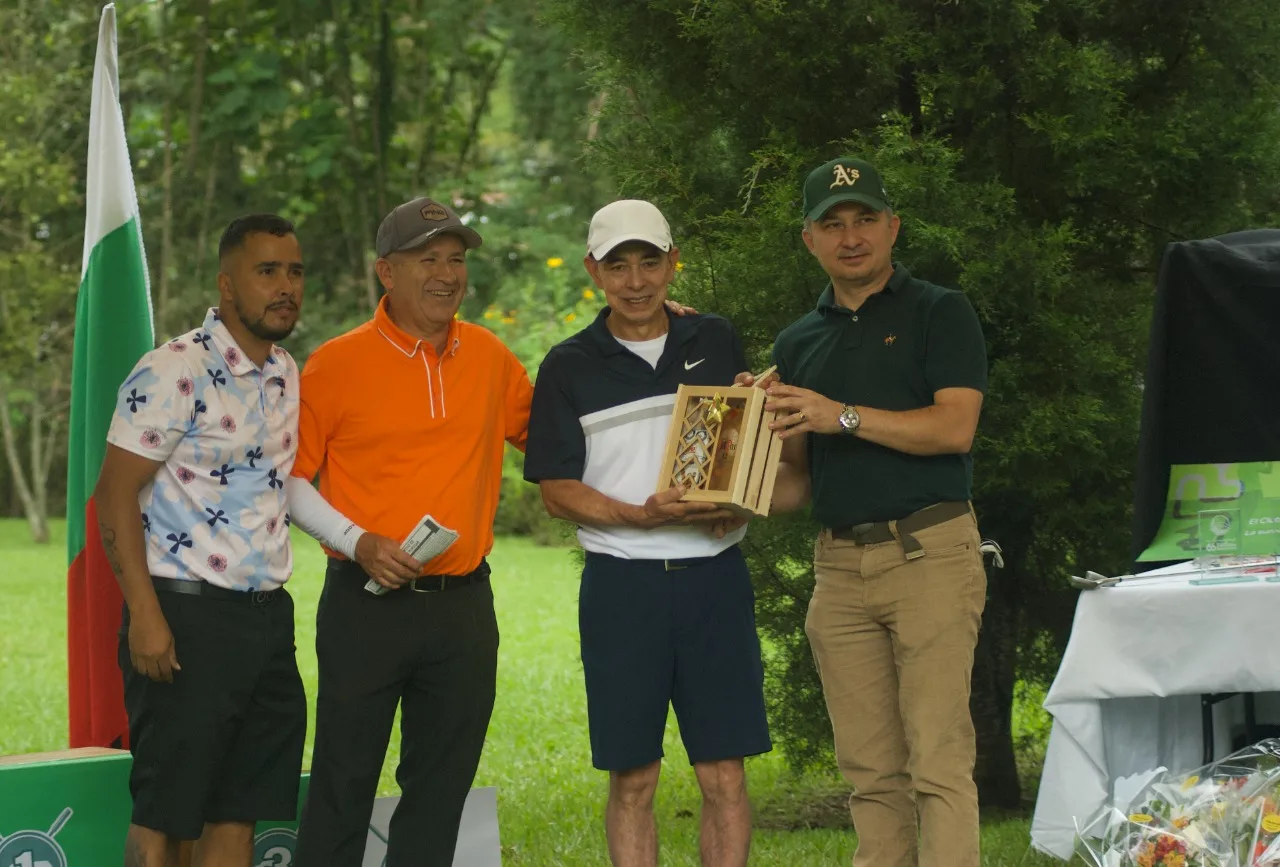 Premiación de un torneo del club, con el podio y el trofeo